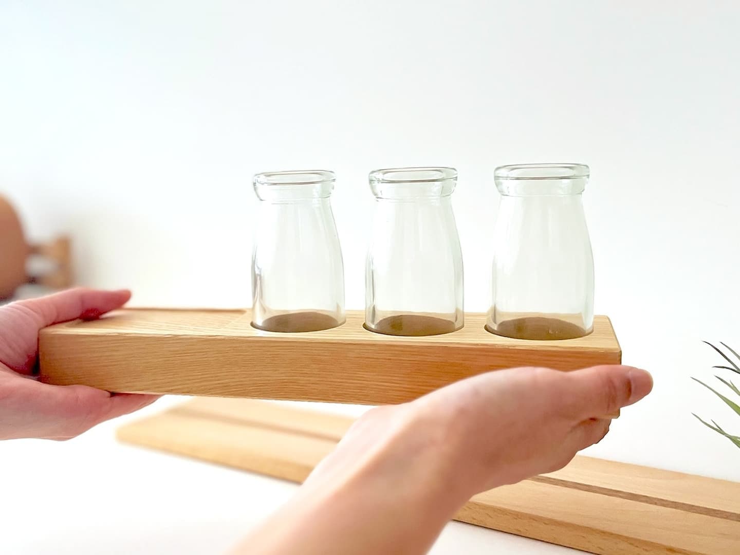 花瓶 かびん 花器 華瓶 フラワーベース 一輪挿し フラワーボトル ガラス製品 木製品 装飾品 フラワーアレンジメント 小物入れ 小物置き 鍵置き お花 牛乳瓶 牛乳ボトル レトロ 木製 木目 ホワイトアッシュ 無垢材 天然素材 模様替え 心機一転 室内装飾 引っ越し 新生活 リビング 丁寧な暮らし 木のある暮らし 花束 お店 玄関 ホテル 旅館 カフェ 装飾 インテリア アンティーク 北欧 家具 ワンポイント コンパクト 飾りやすい 初心者 簡単 お手入れ簡単 垢ぬけ オシャレ かわいい お手軽 母の日 記念日 誕生日 クリスマス 花を送る日 新築 お祝い 記念品 贈答品 プレゼント 贈り物 ギフト 日本産 日本製 国産 国内メーカー 国内製造 日本 岐阜県 岐阜 郡上市 郡上 八幡町 八幡 郡上八幡 郡上おどり 郡上踊り