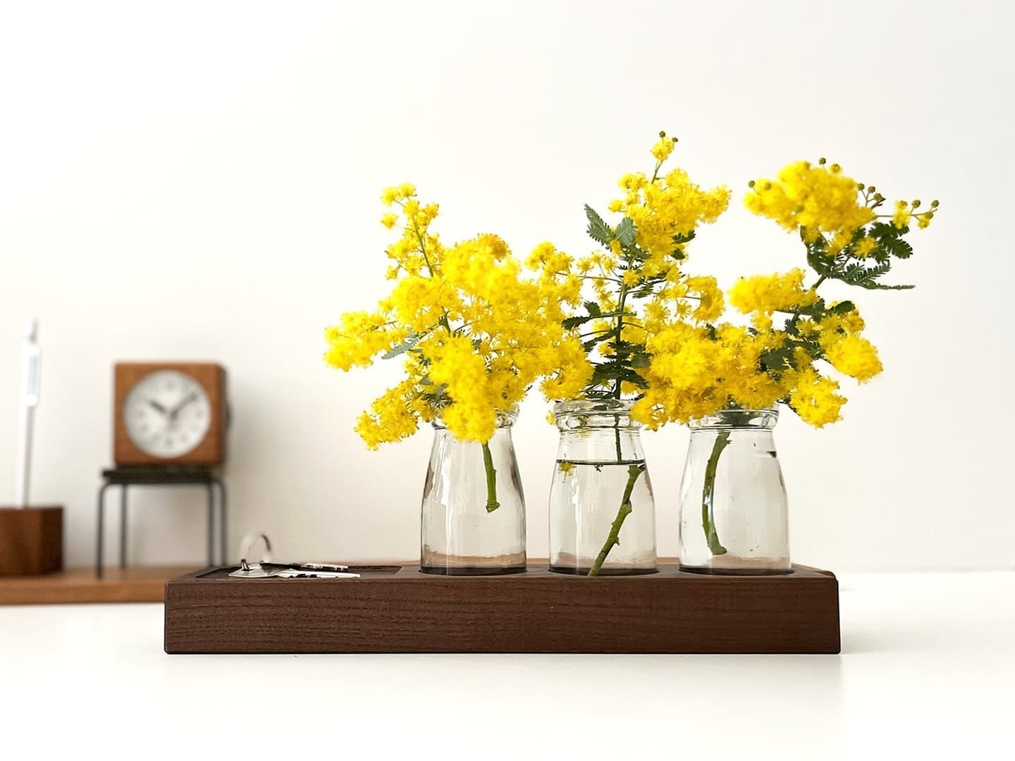 花瓶 かびん 花器 華瓶 フラワーベース 一輪挿し フラワーボトル ガラス製品 木製品 装飾品 フラワーアレンジメント 小物入れ 小物置き 鍵置き お花 牛乳瓶 牛乳ボトル レトロ 木製 木目 ホワイトアッシュ 無垢材 天然素材 模様替え 心機一転 室内装飾 引っ越し 新生活 リビング 丁寧な暮らし 木のある暮らし 花束 お店 玄関 ホテル 旅館 カフェ 装飾 インテリア アンティーク 北欧 家具 ワンポイント コンパクト 飾りやすい 初心者 簡単 お手入れ簡単 垢ぬけ オシャレ かわいい お手軽 母の日 記念日 誕生日 クリスマス 花を送る日 新築 お祝い 記念品 贈答品 プレゼント 贈り物 ギフト 日本産 日本製 国産 国内メーカー 国内製造 日本 岐阜県 岐阜 郡上市 郡上 八幡町 八幡 郡上八幡 郡上おどり 郡上踊り