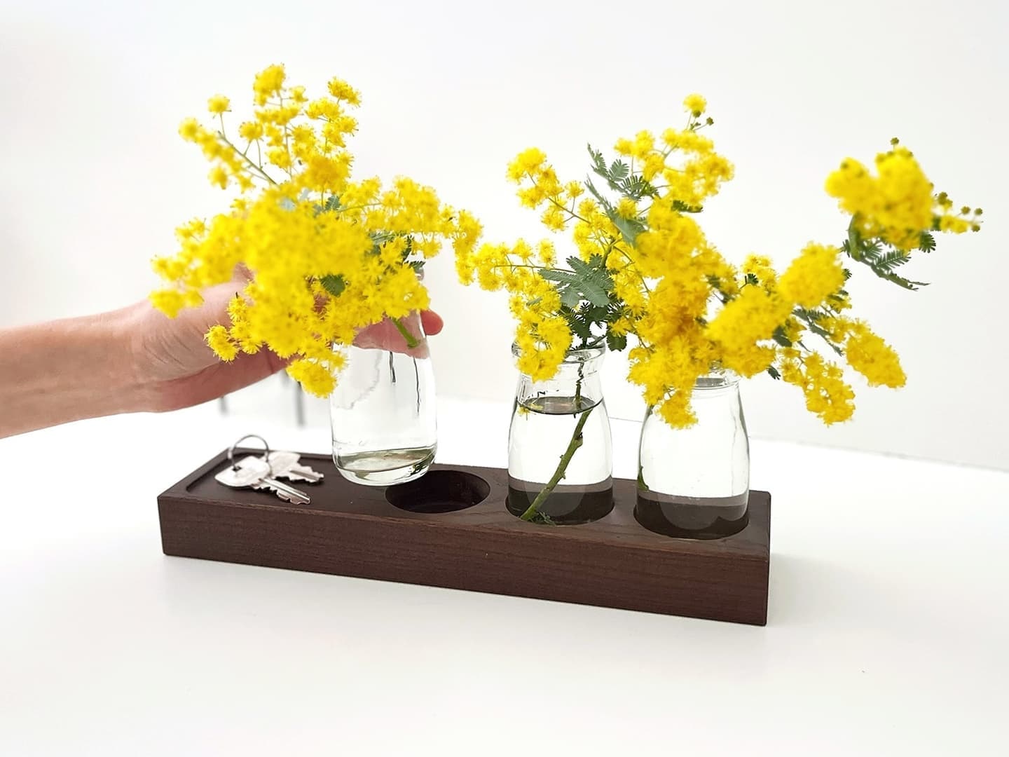 花瓶 かびん 花器 華瓶 フラワーベース 一輪挿し フラワーボトル ガラス製品 木製品 装飾品 フラワーアレンジメント 小物入れ 小物置き 鍵置き お花 牛乳瓶 牛乳ボトル レトロ 木製 木目 ホワイトアッシュ 無垢材 天然素材 模様替え 心機一転 室内装飾 引っ越し 新生活 リビング 丁寧な暮らし 木のある暮らし 花束 お店 玄関 ホテル 旅館 カフェ 装飾 インテリア アンティーク 北欧 家具 ワンポイント コンパクト 飾りやすい 初心者 簡単 お手入れ簡単 垢ぬけ オシャレ かわいい お手軽 母の日 記念日 誕生日 クリスマス 花を送る日 新築 お祝い 記念品 贈答品 プレゼント 贈り物 ギフト 日本産 日本製 国産 国内メーカー 国内製造 日本 岐阜県 岐阜 郡上市 郡上 八幡町 八幡 郡上八幡 郡上おどり 郡上踊り