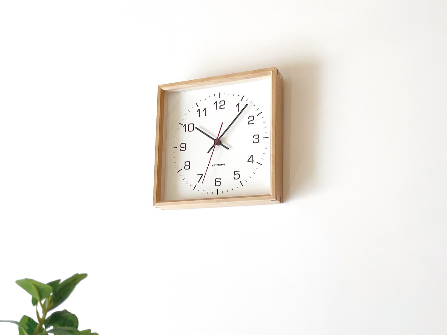 時計 掛け時計 壁掛け時計 木の時計 国産 日本 岐阜県 郡上八幡 インテリア 雑貨 丁寧な暮らし 北欧 シンプル オシャレ 静音 静か 木工屋  スクエアクロック 無垢 ウォールナット メープル