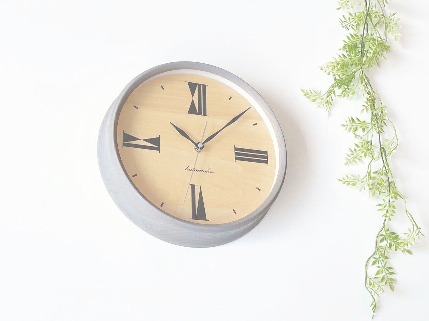 時計 掛け時計 壁掛け時計 木の時計 国産 日本 岐阜県 郡上八幡 インテリア 雑貨 丁寧な暮らし 北欧 シンプル オシャレ 静音 静か 木工屋 無垢 グレー シナ文字盤 ローマ数字