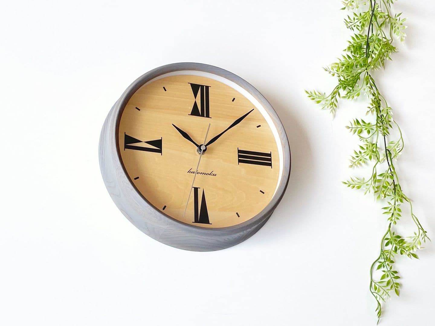時計 掛け時計 壁掛け時計 木の時計 国産 日本 岐阜県 郡上八幡 インテリア 雑貨 丁寧な暮らし 北欧 シンプル オシャレ 静音 静か 木工屋 無垢 グレー シナ文字盤 ローマ数字