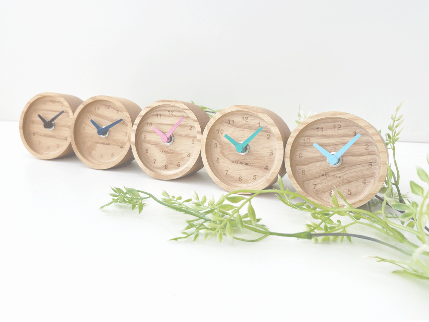 時計 置時計 置き時計 木の時計 国産 日本 岐阜県 郡上八幡 インテリア 雑貨 丁寧な暮らし 北欧 シンプル オシャレ 静音 静か 木工屋 小さい 手のひらサイズ ガラスなし カラー 推し活