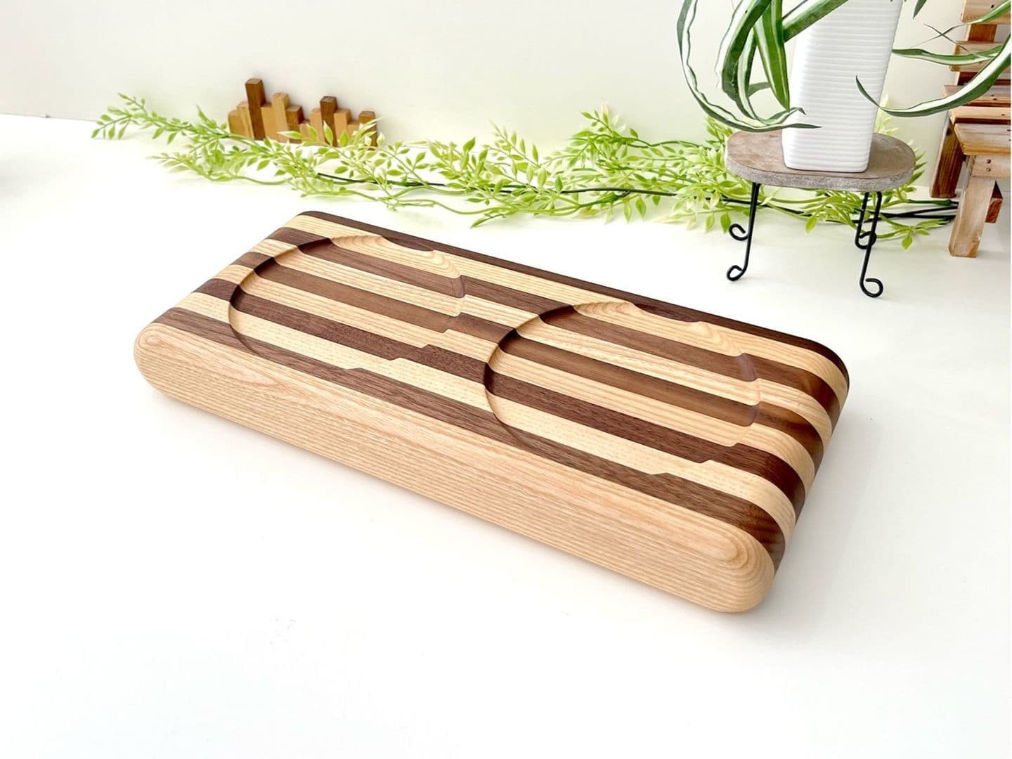 ねこちゃん、犬ちゃんの木製おしゃれ餌入れ