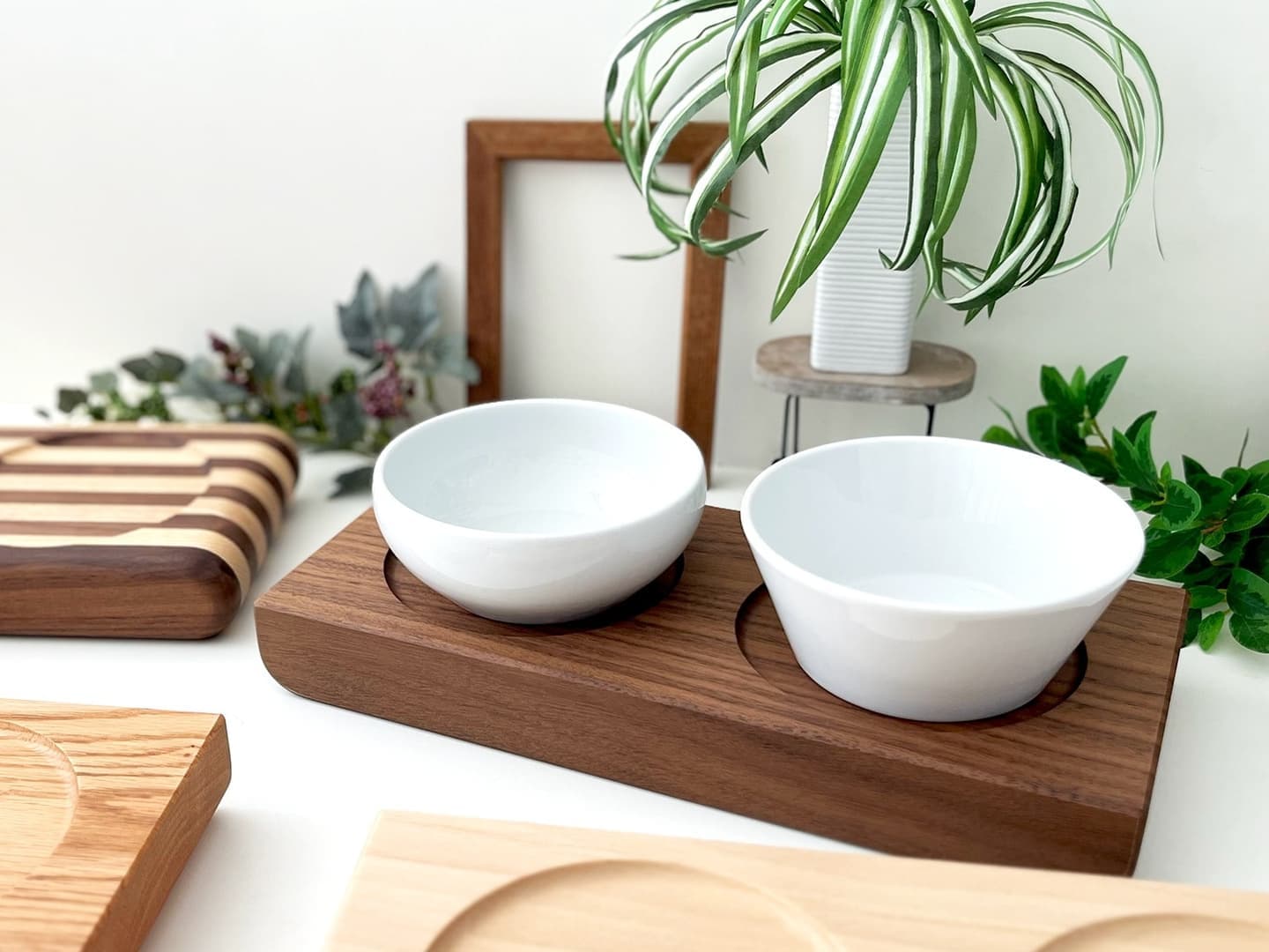 ねこちゃん、犬ちゃんの木製おしゃれ餌入れ