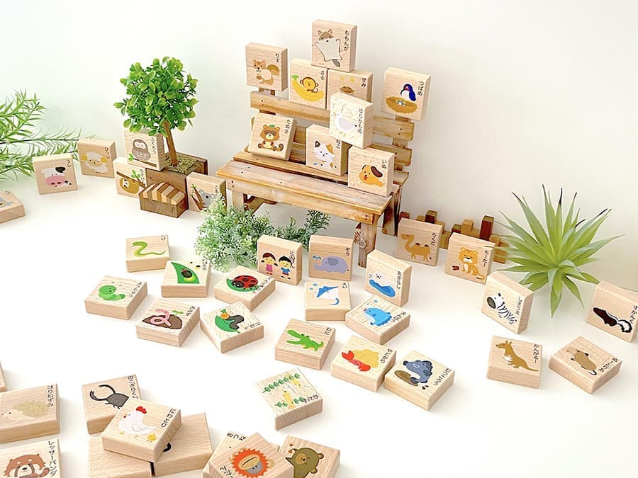 あいうえお　積み木　ABC 文字遊び　おもちゃ　木　いきもの　動物　生き物　可愛い　子供　赤ちゃん　ベビー　楽しい　教育　学ぶ