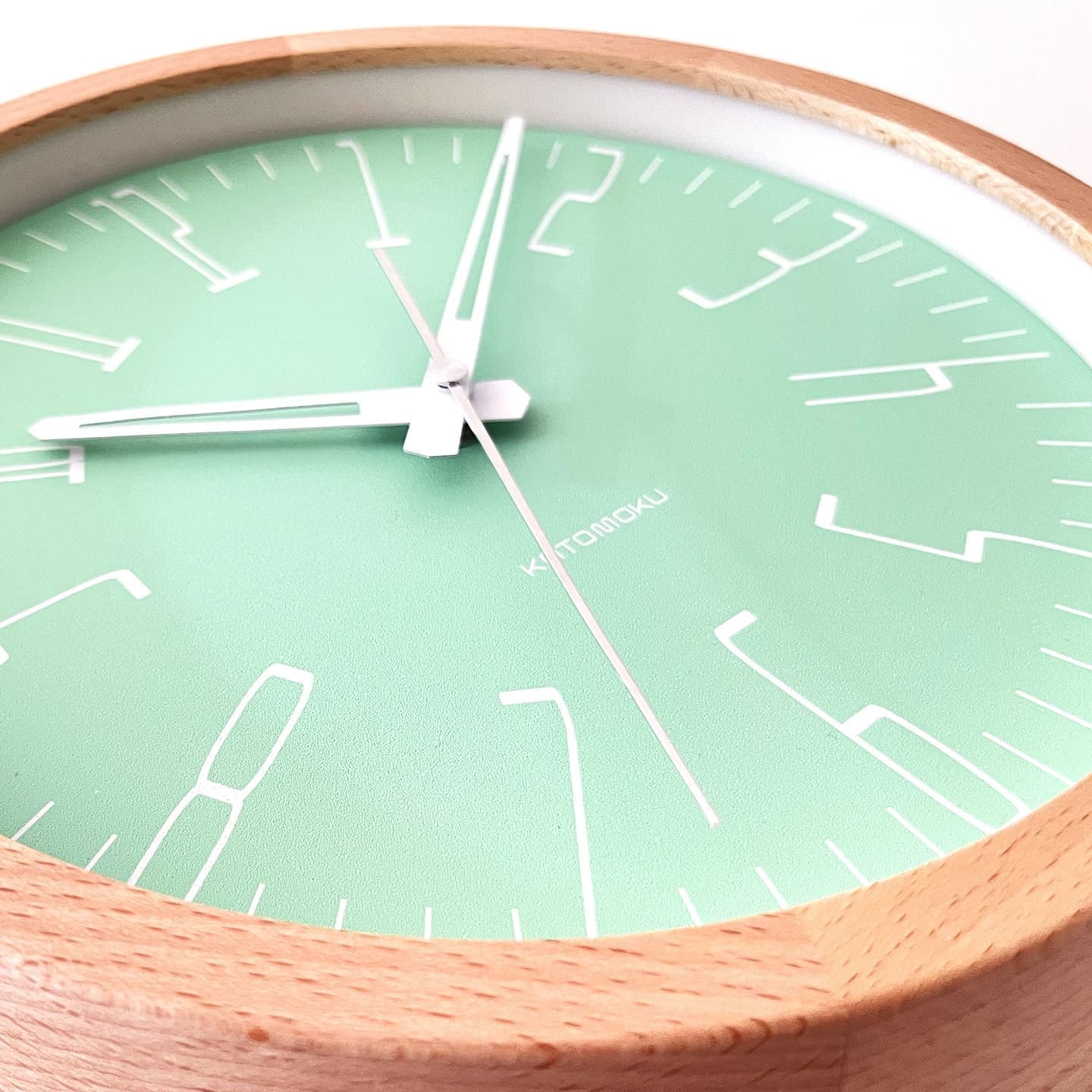 ライトグリーンとライトブルーが西海岸を連想させる壁掛け電波時計