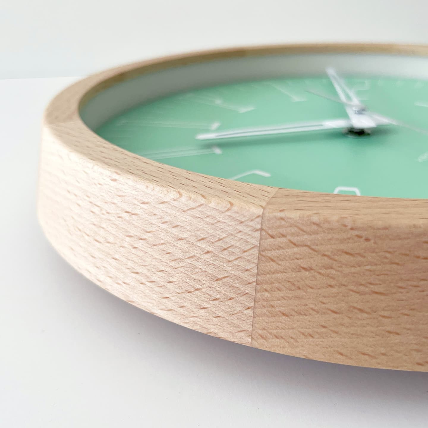 ライトグリーンとライトブルーが西海岸を連想させる壁掛け電波時計