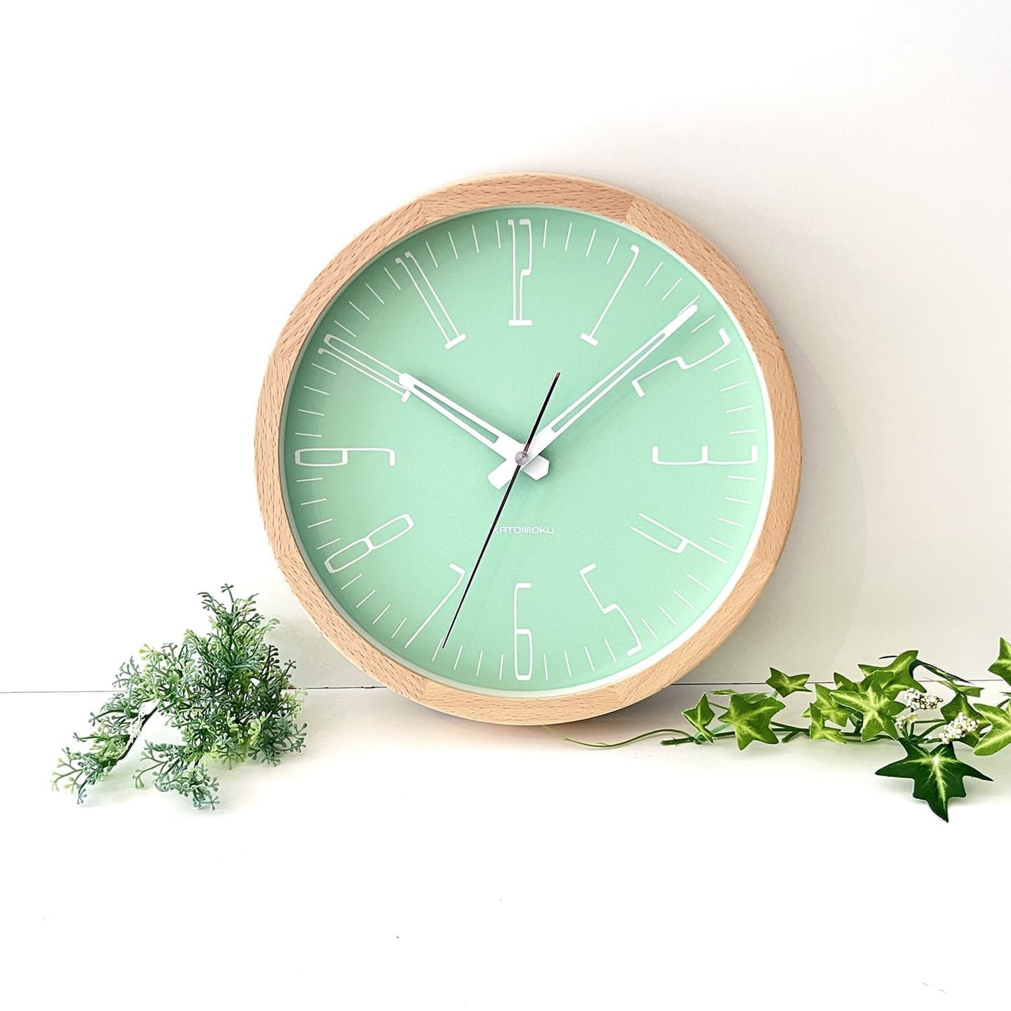ライトグリーンとライトブルーが西海岸を連想させる壁掛け電波時計