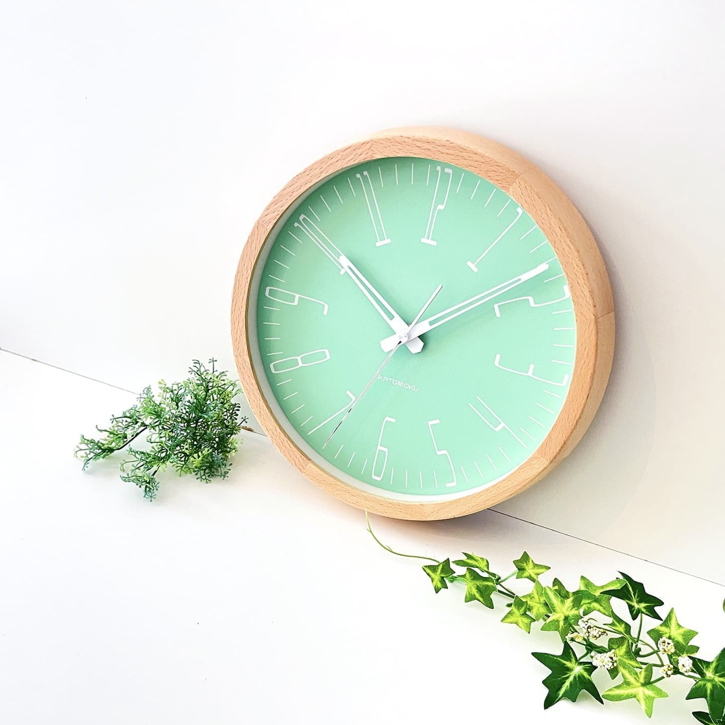 ライトグリーンとライトブルーが西海岸を連想させる壁掛け電波時計