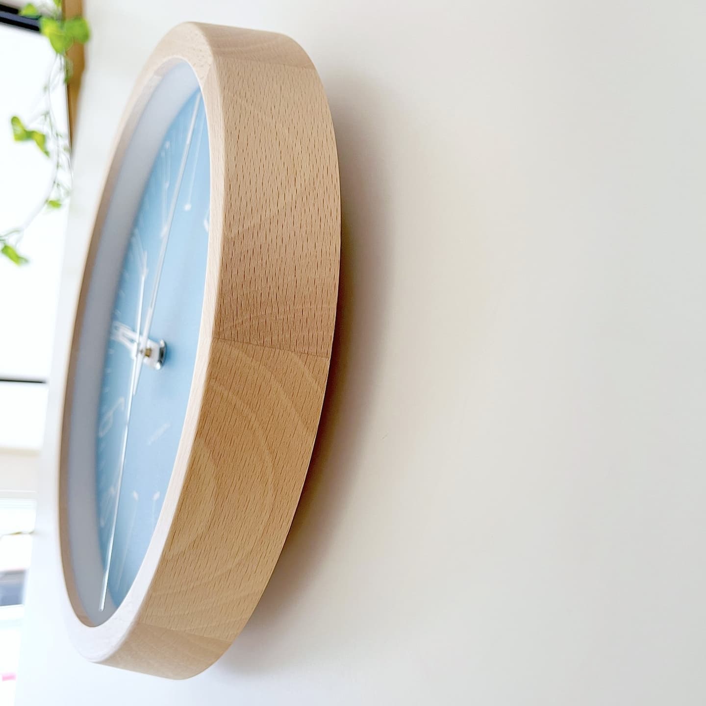 ライトグリーンとライトブルーが西海岸を連想させる壁掛け電波時計