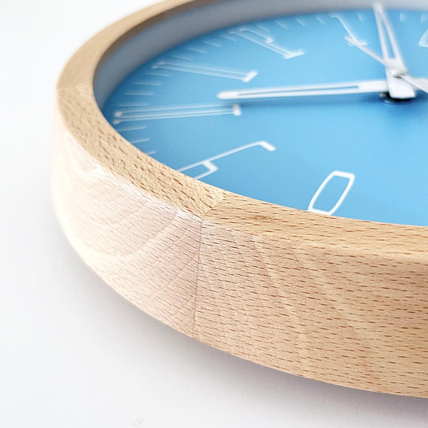 ライトグリーンとライトブルーが西海岸を連想させる壁掛け電波時計