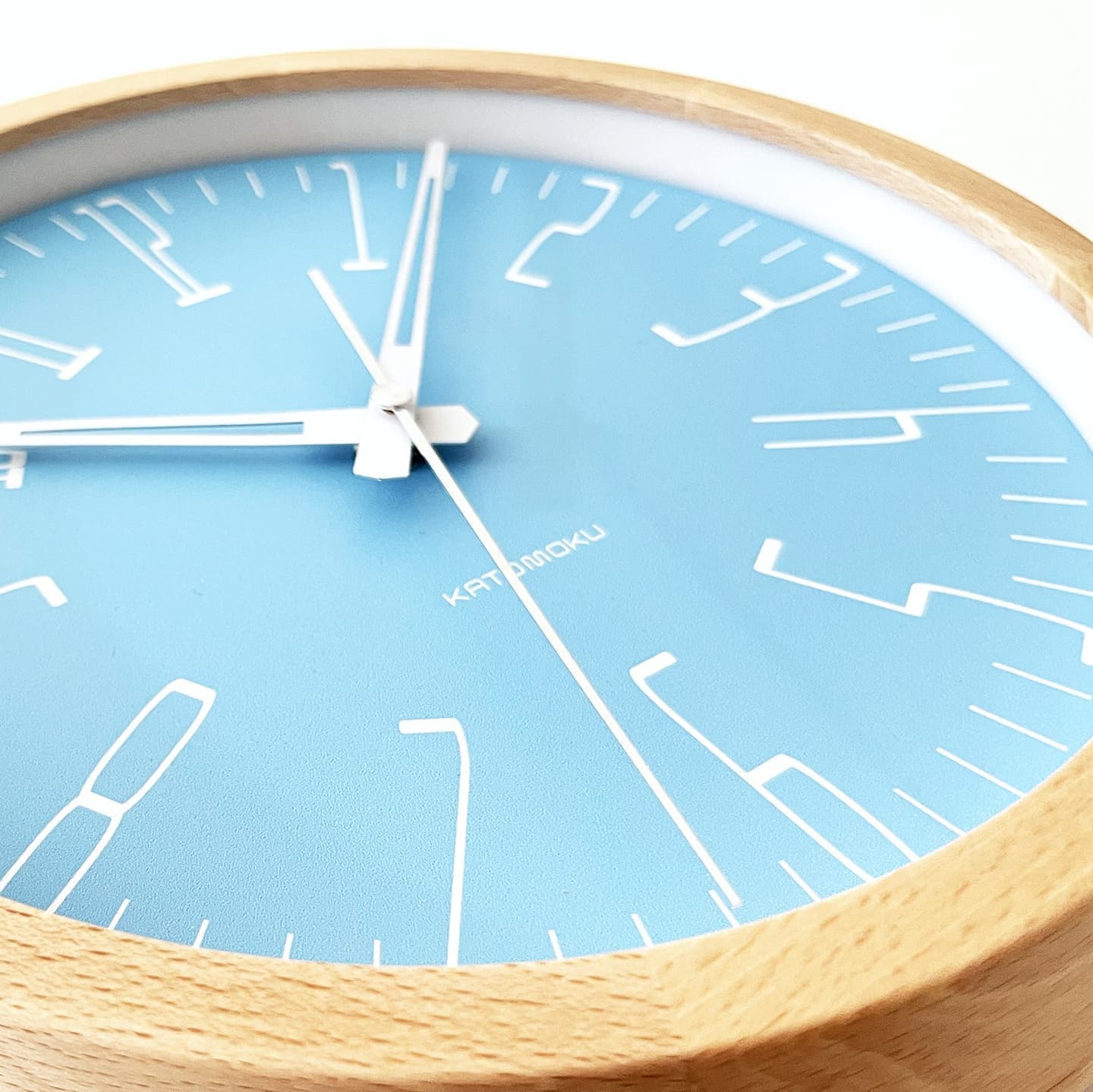 ライトグリーンとライトブルーが西海岸を連想させる壁掛け電波時計