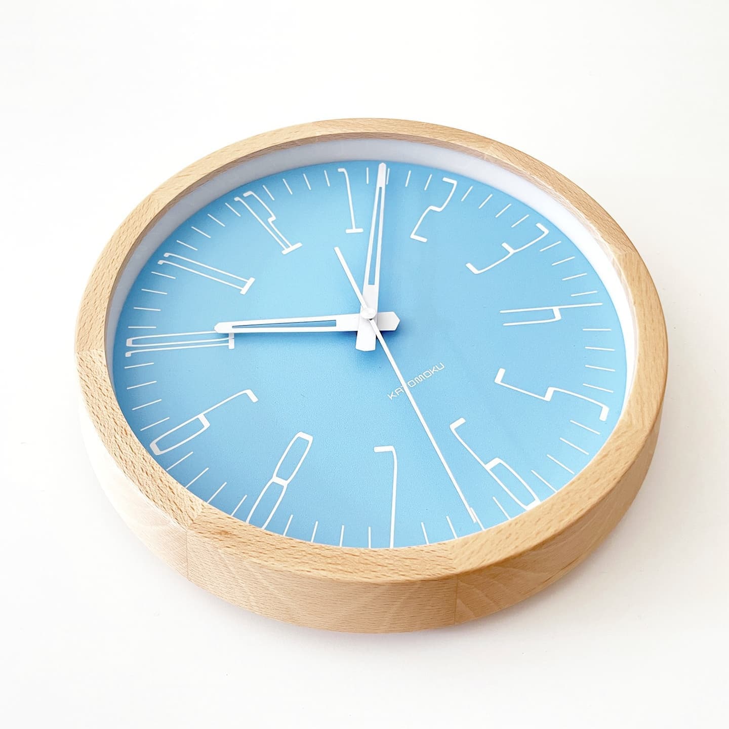ライトグリーンとライトブルーが西海岸を連想させる壁掛け電波時計