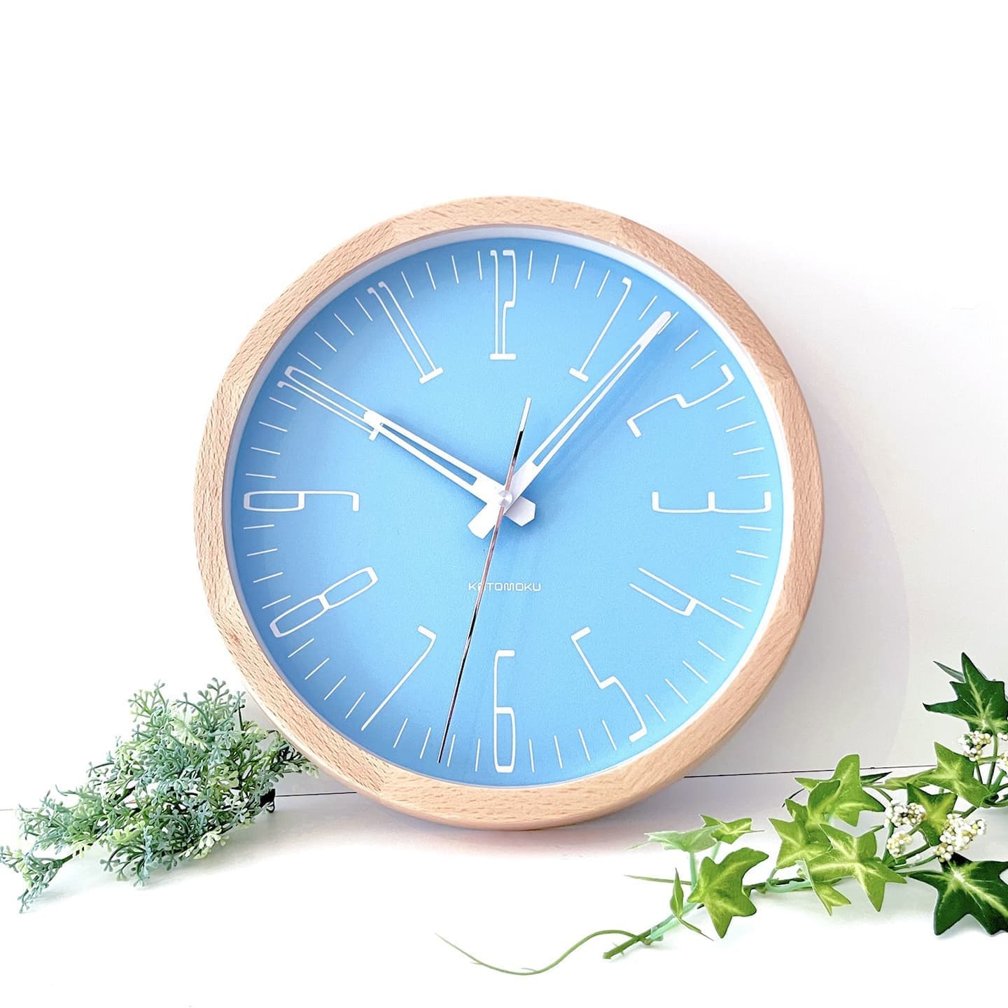 ライトグリーンとライトブルーが西海岸を連想させる壁掛け電波時計