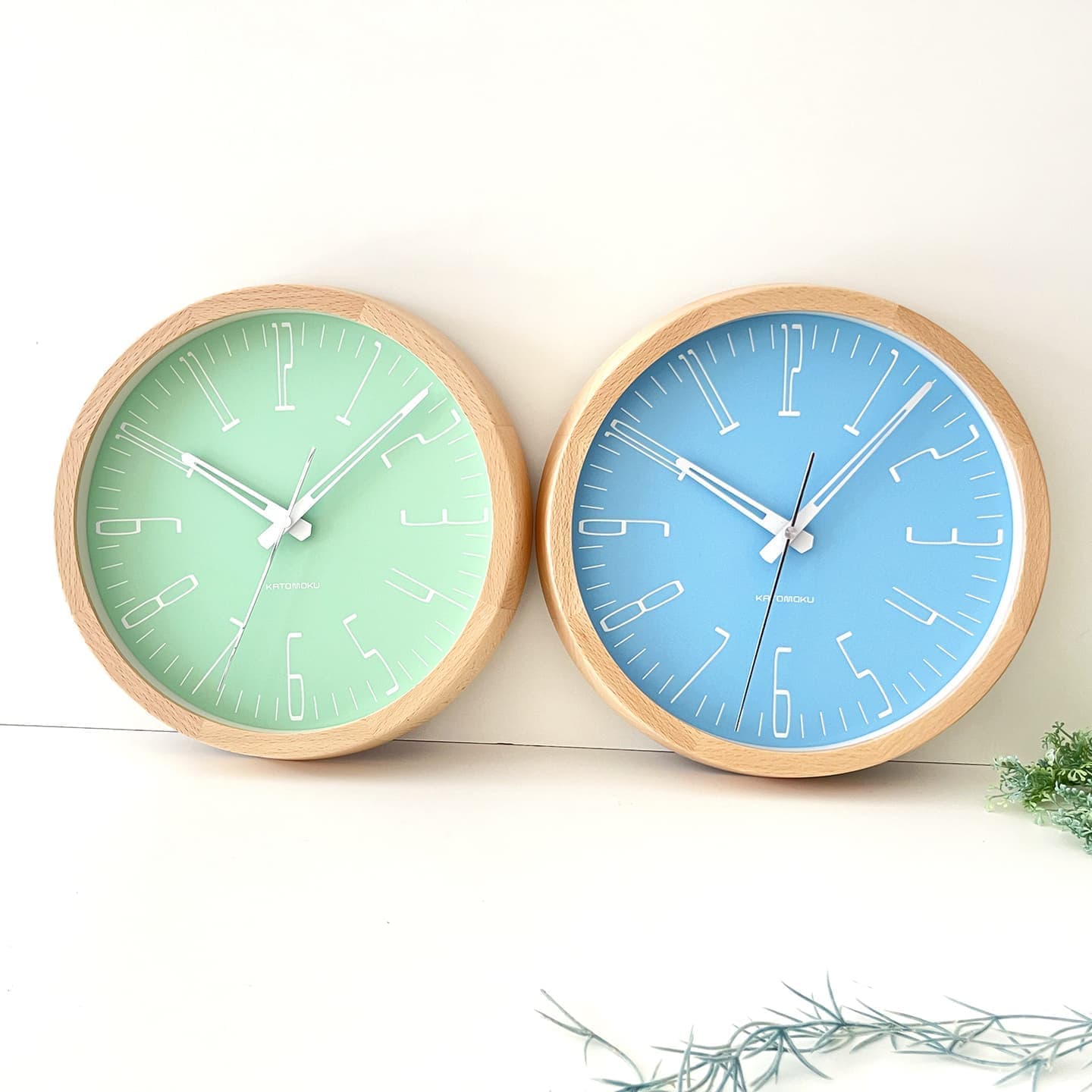 ライトグリーンとライトブルーが西海岸を連想させる壁掛け電波時計
