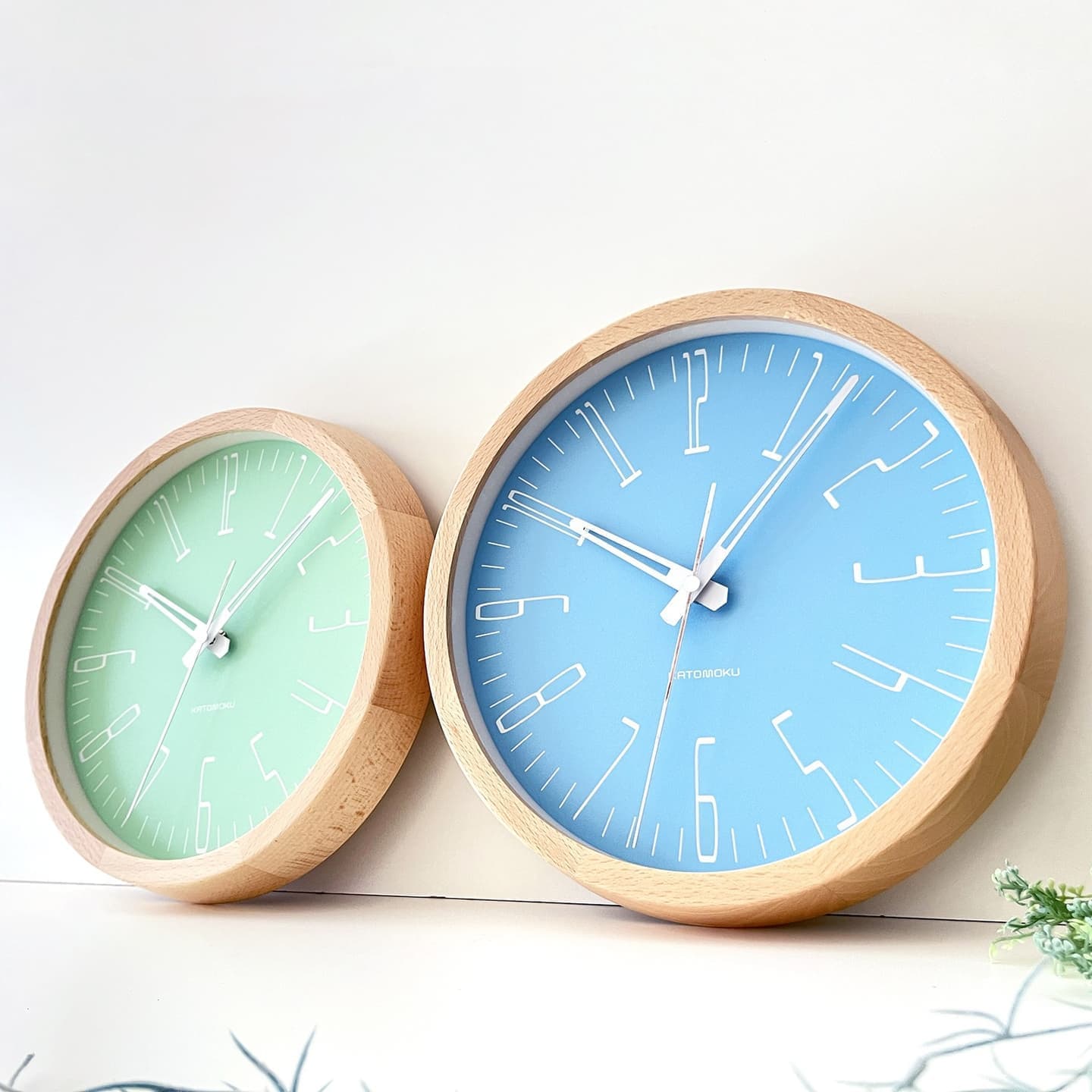 ライトグリーンとライトブルーが西海岸を連想させる壁掛け電波時計