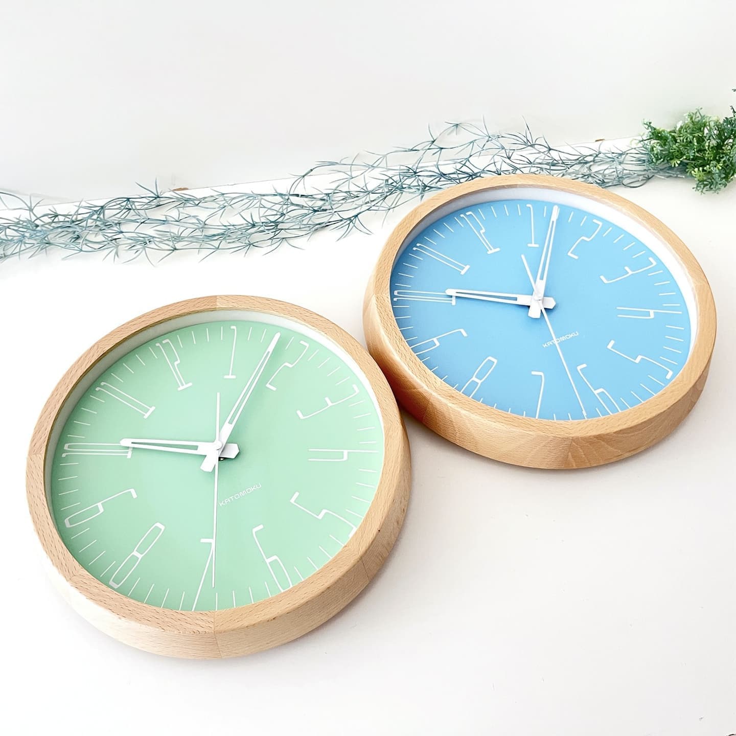 ライトグリーンとライトブルーが西海岸を連想させる壁掛け電波時計