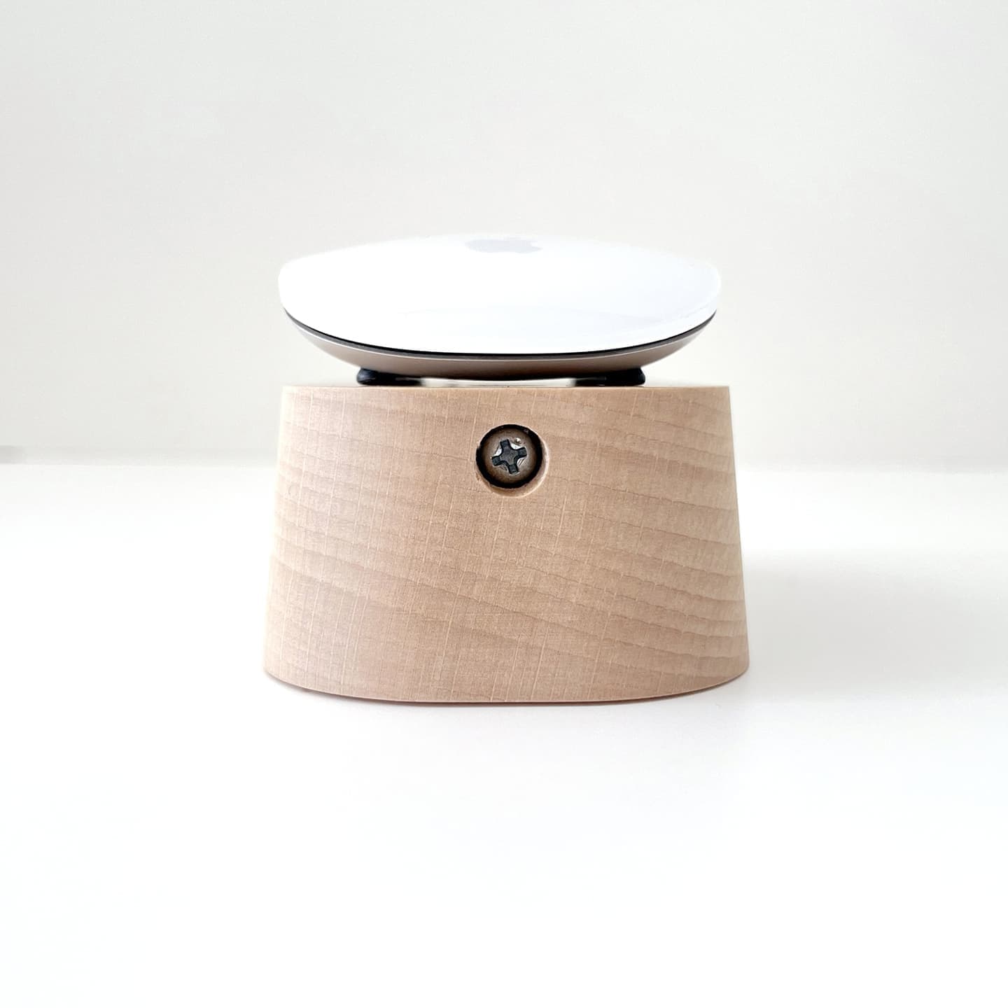 充電スタンド マウススタンド マウス充電 スタンド 収納 便利グッズ マジックマウス Magic Mouse Magic Mouse2 アップル apple アップル製品 apple製品 PC周辺機器 PC周辺アクセサリ パソコン 電化製品 スマート 見た目 美しく 丁寧な暮らし ビジネス オフィス 書斎 デスク デスク周り 整頓 インテリア 高級 高級感 木製 木工雑貨 木工製品 木製マウススタンド 木製充電スタンド 無垢材 高級材 銘木 ウォールナット 上品 ビーチ かわいい 木目 誕生日 記念日 母の日 父の日 勤労感謝の日 クリスマス 入学 卒業 就職 昇進 開業 お祝い 記念品 贈答品 贈り物 ギフト プレゼント ラッピング 模様替え 引っ越し 新生活 インテリア 国産 国内生産 日本製 岐阜県 郡上市 郡上八幡 木工屋 郡上おどり