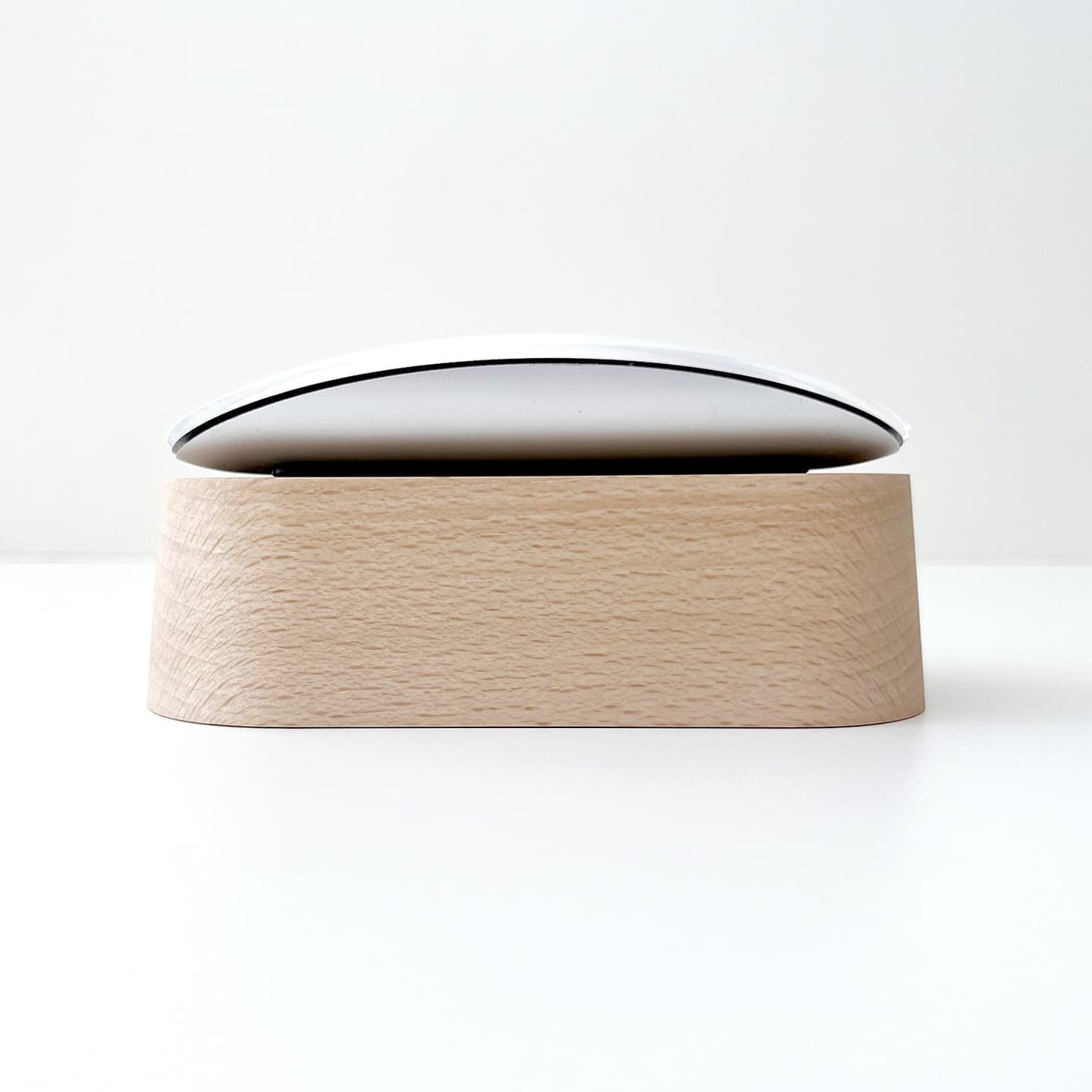 充電スタンド マウススタンド マウス充電 スタンド 収納 便利グッズ マジックマウス Magic Mouse Magic Mouse2 アップル apple アップル製品 apple製品 PC周辺機器 PC周辺アクセサリ パソコン 電化製品 スマート 見た目 美しく 丁寧な暮らし ビジネス オフィス 書斎 デスク デスク周り 整頓 インテリア 高級 高級感 木製 木工雑貨 木工製品 木製マウススタンド 木製充電スタンド 無垢材 高級材 銘木 ウォールナット 上品 ビーチ かわいい 木目 誕生日 記念日 母の日 父の日 勤労感謝の日 クリスマス 入学 卒業 就職 昇進 開業 お祝い 記念品 贈答品 贈り物 ギフト プレゼント ラッピング 模様替え 引っ越し 新生活 インテリア 国産 国内生産 日本製 岐阜県 郡上市 郡上八幡 木工屋 郡上おどり