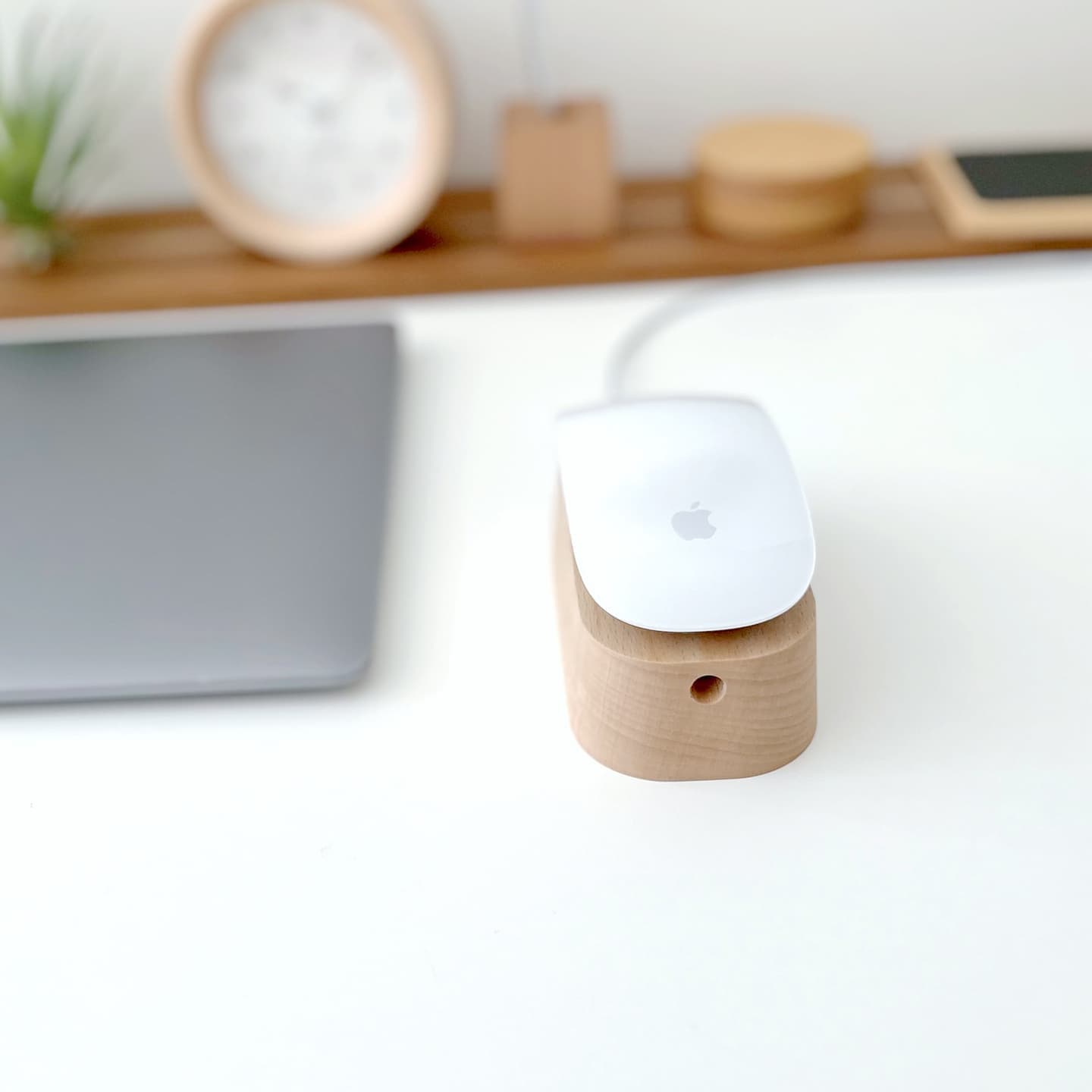 充電スタンド マウススタンド マウス充電 スタンド 収納 便利グッズ マジックマウス Magic Mouse Magic Mouse2 アップル apple アップル製品 apple製品 PC周辺機器 PC周辺アクセサリ パソコン 電化製品 スマート 見た目 美しく 丁寧な暮らし ビジネス オフィス 書斎 デスク デスク周り 整頓 インテリア 高級 高級感 木製 木工雑貨 木工製品 木製マウススタンド 木製充電スタンド 無垢材 高級材 銘木 ウォールナット 上品 ビーチ かわいい 木目 誕生日 記念日 母の日 父の日 勤労感謝の日 クリスマス 入学 卒業 就職 昇進 開業 お祝い 記念品 贈答品 贈り物 ギフト プレゼント ラッピング 模様替え 引っ越し 新生活 インテリア 国産 国内生産 日本製 岐阜県 郡上市 郡上八幡 木工屋 郡上おどり