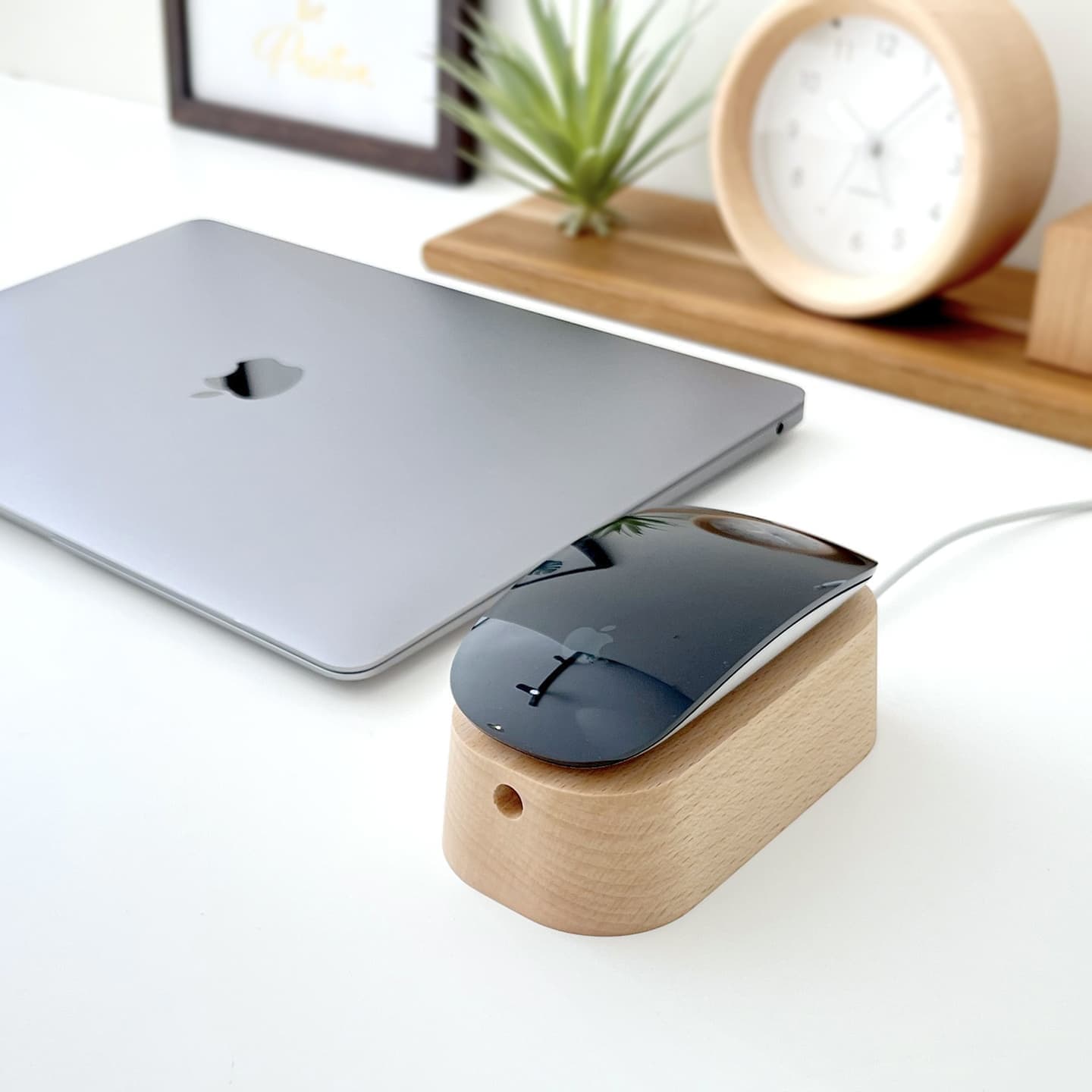 充電スタンド マウススタンド マウス充電 スタンド 収納 便利グッズ マジックマウス Magic Mouse Magic Mouse2 アップル apple アップル製品 apple製品 PC周辺機器 PC周辺アクセサリ パソコン 電化製品 スマート 見た目 美しく 丁寧な暮らし ビジネス オフィス 書斎 デスク デスク周り 整頓 インテリア 高級 高級感 木製 木工雑貨 木工製品 木製マウススタンド 木製充電スタンド 無垢材 高級材 銘木 ウォールナット 上品 ビーチ かわいい 木目 誕生日 記念日 母の日 父の日 勤労感謝の日 クリスマス 入学 卒業 就職 昇進 開業 お祝い 記念品 贈答品 贈り物 ギフト プレゼント ラッピング 模様替え 引っ越し 新生活 インテリア 国産 国内生産 日本製 岐阜県 郡上市 郡上八幡 木工屋 郡上おどり