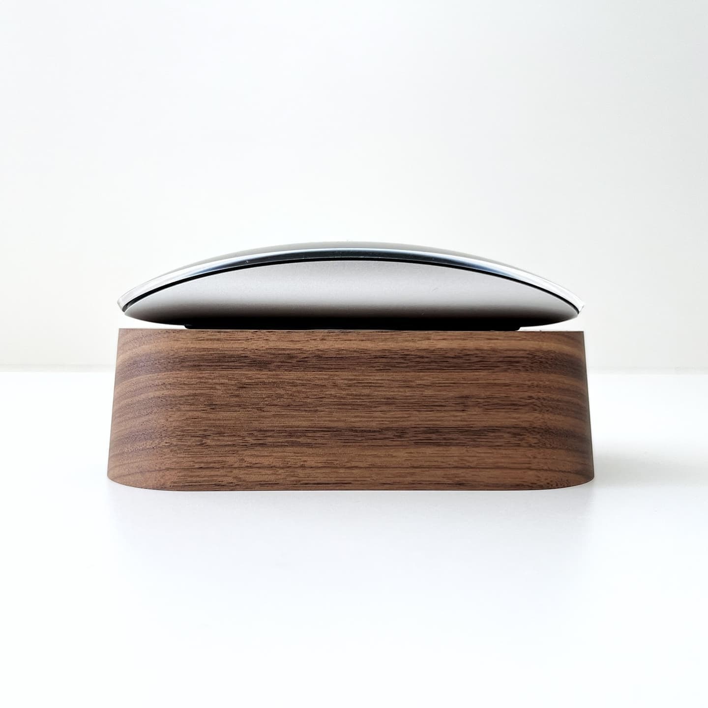 充電スタンド マウススタンド マウス充電 スタンド 収納 便利グッズ マジックマウス Magic Mouse Magic Mouse2 アップル apple アップル製品 apple製品 PC周辺機器 PC周辺アクセサリ パソコン 電化製品 スマート 見た目 美しく 丁寧な暮らし ビジネス オフィス 書斎 デスク デスク周り 整頓 インテリア 高級 高級感 木製 木工雑貨 木工製品 木製マウススタンド 木製充電スタンド 無垢材 高級材 銘木 ウォールナット 上品 ビーチ かわいい 木目 誕生日 記念日 母の日 父の日 勤労感謝の日 クリスマス 入学 卒業 就職 昇進 開業 お祝い 記念品 贈答品 贈り物 ギフト プレゼント ラッピング 模様替え 引っ越し 新生活 インテリア 国産 国内生産 日本製 岐阜県 郡上市 郡上八幡 木工屋 郡上おどり