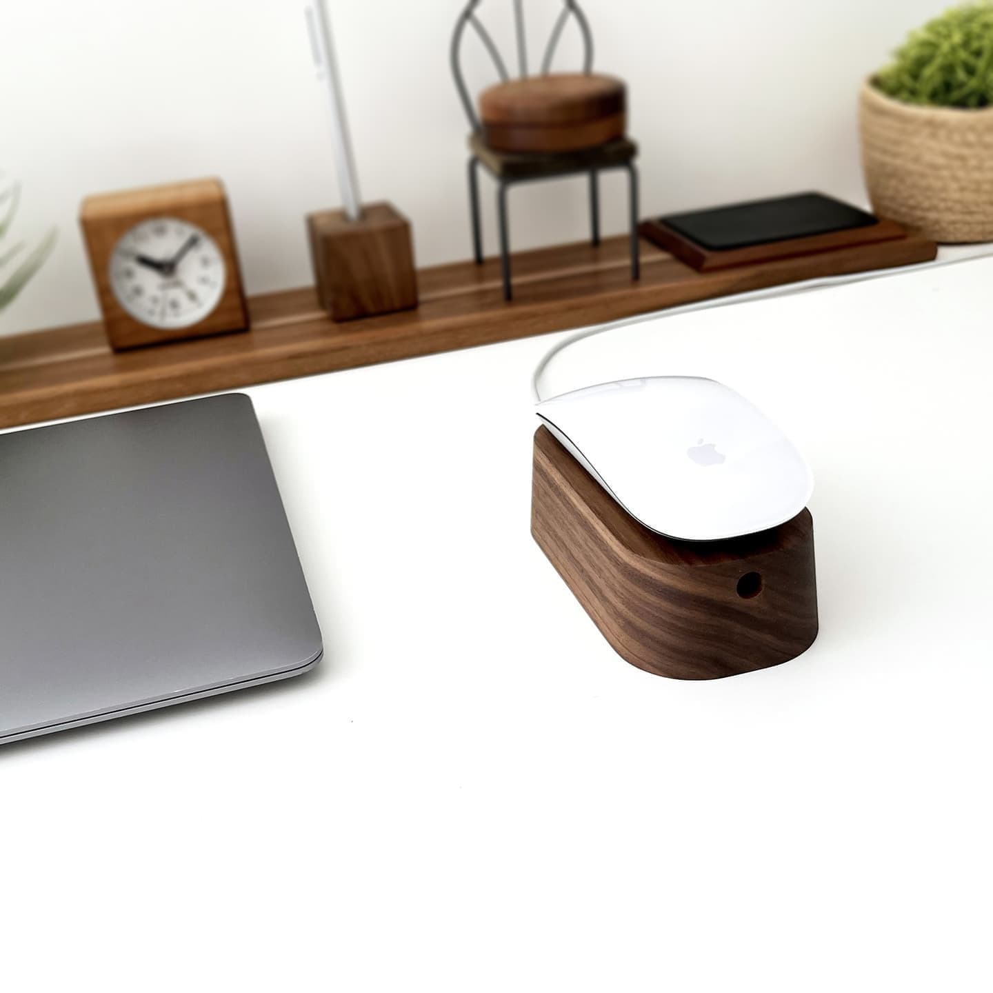 充電スタンド マウススタンド マウス充電 スタンド 収納 便利グッズ マジックマウス Magic Mouse Magic Mouse2 アップル apple アップル製品 apple製品 PC周辺機器 PC周辺アクセサリ パソコン 電化製品 スマート 見た目 美しく 丁寧な暮らし ビジネス オフィス 書斎 デスク デスク周り 整頓 インテリア 高級 高級感 木製 木工雑貨 木工製品 木製マウススタンド 木製充電スタンド 無垢材 高級材 銘木 ウォールナット 上品 ビーチ かわいい 木目 誕生日 記念日 母の日 父の日 勤労感謝の日 クリスマス 入学 卒業 就職 昇進 開業 お祝い 記念品 贈答品 贈り物 ギフト プレゼント ラッピング 模様替え 引っ越し 新生活 インテリア 国産 国内生産 日本製 岐阜県 郡上市 郡上八幡 木工屋 郡上おどり