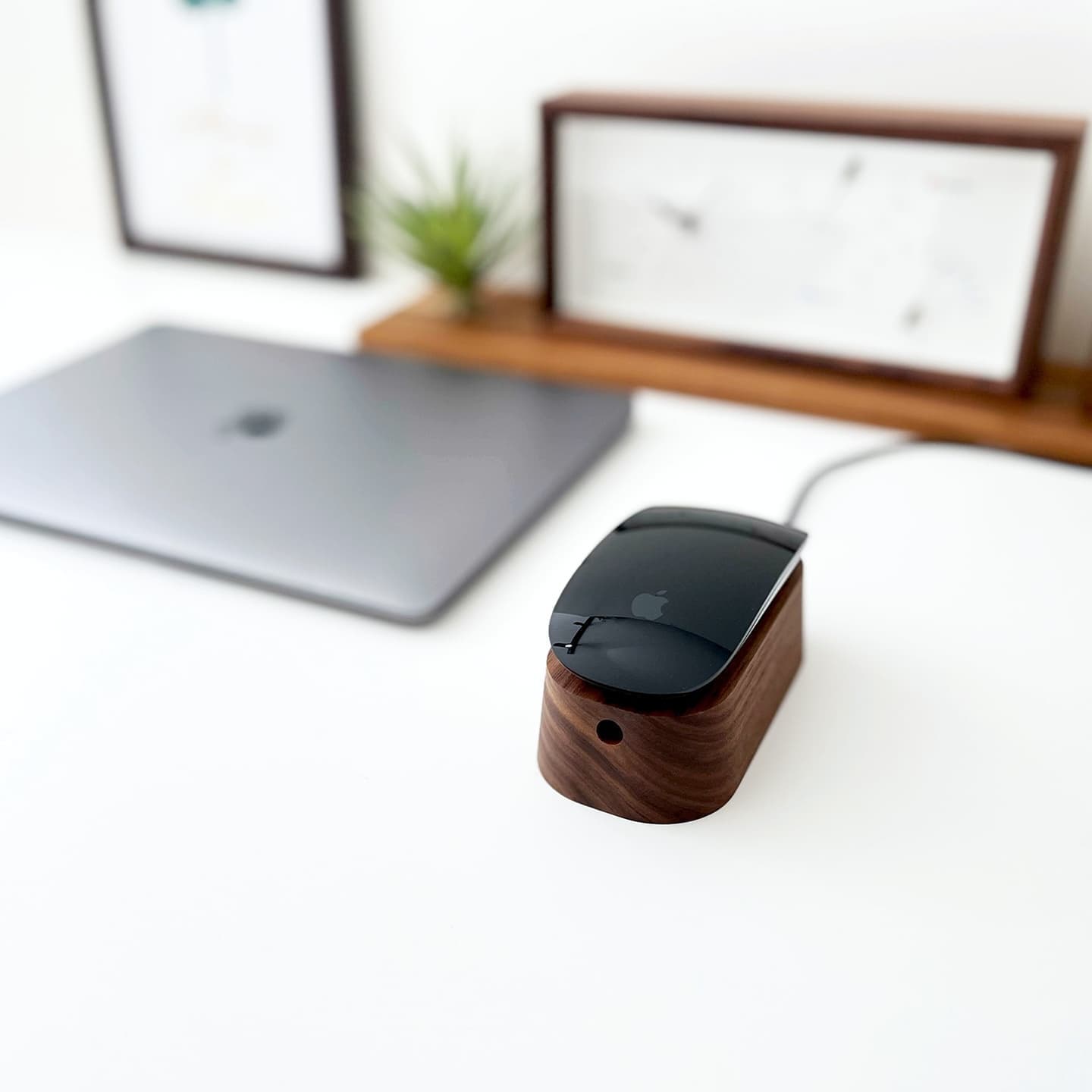 充電スタンド マウススタンド マウス充電 スタンド 収納 便利グッズ マジックマウス Magic Mouse Magic Mouse2 アップル apple アップル製品 apple製品 PC周辺機器 PC周辺アクセサリ パソコン 電化製品 スマート 見た目 美しく 丁寧な暮らし ビジネス オフィス 書斎 デスク デスク周り 整頓 インテリア 高級 高級感 木製 木工雑貨 木工製品 木製マウススタンド 木製充電スタンド 無垢材 高級材 銘木 ウォールナット 上品 ビーチ かわいい 木目 誕生日 記念日 母の日 父の日 勤労感謝の日 クリスマス 入学 卒業 就職 昇進 開業 お祝い 記念品 贈答品 贈り物 ギフト プレゼント ラッピング 模様替え 引っ越し 新生活 インテリア 国産 国内生産 日本製 岐阜県 郡上市 郡上八幡 木工屋 郡上おどり