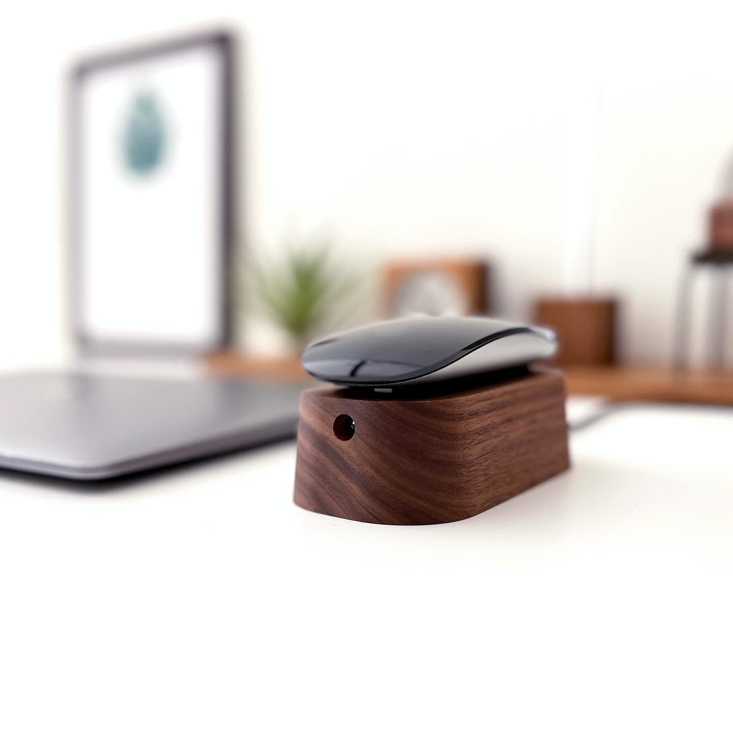 充電スタンド マウススタンド マウス充電 スタンド 収納 便利グッズ マジックマウス Magic Mouse Magic Mouse2 アップル apple アップル製品 apple製品 PC周辺機器 PC周辺アクセサリ パソコン 電化製品 スマート 見た目 美しく 丁寧な暮らし ビジネス オフィス 書斎 デスク デスク周り 整頓 インテリア 高級 高級感 木製 木工雑貨 木工製品 木製マウススタンド 木製充電スタンド 無垢材 高級材 銘木 ウォールナット 上品 ビーチ かわいい 木目 誕生日 記念日 母の日 父の日 勤労感謝の日 クリスマス 入学 卒業 就職 昇進 開業 お祝い 記念品 贈答品 贈り物 ギフト プレゼント ラッピング 模様替え 引っ越し 新生活 インテリア 国産 国内生産 日本製 岐阜県 郡上市 郡上八幡 木工屋 郡上おどり