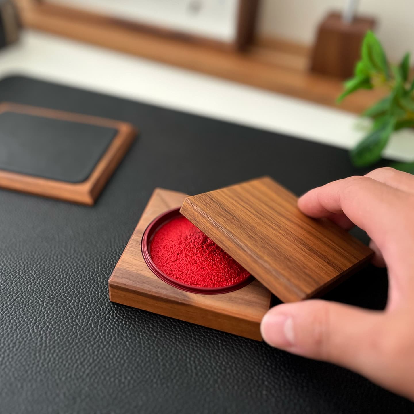 朱肉 練り朱肉 印泥 印影 シヤチハタ シャチハタ 鯱旗 有機顔料 公文書 環境配慮 安心 鮮やか 滲み 朱油 印鑑 スタンプ 印章 文具 文房具 事務 事務用品 受付 契約 窓口 ビジネス 入社 卒業 昇進 開業 贈答品 贈り物 お祝い プレゼント ギフト 国産 日本製 国内製造 木製 高級材 高級感 天然素材 銘木 無垢材 ウォールナット 大人の文房具 日本 岐阜県 郡上市 郡上八幡 木工 木工雑貨 木製文具 郡上踊り