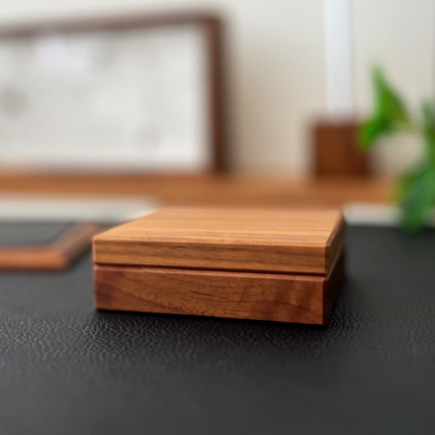 朱肉 練り朱肉 印泥 印影 シヤチハタ シャチハタ 鯱旗 有機顔料 公文書 環境配慮 安心 鮮やか 滲み 朱油 印鑑 スタンプ 印章 文具 文房具 事務 事務用品 受付 契約 窓口 ビジネス 入社 卒業 昇進 開業 贈答品 贈り物 お祝い プレゼント ギフト 国産 日本製 国内製造 木製 高級材 高級感 天然素材 銘木 無垢材 ウォールナット 大人の文房具 日本 岐阜県 郡上市 郡上八幡 木工 木工雑貨 木製文具 郡上踊り