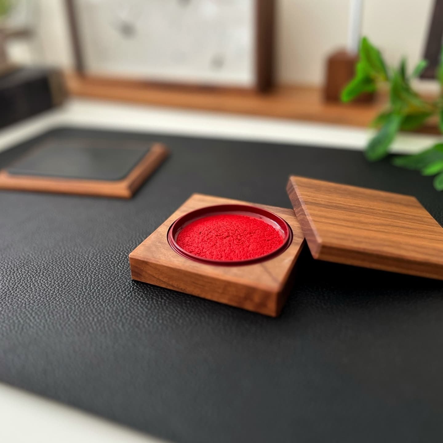 朱肉 練り朱肉 印泥 印影 シヤチハタ シャチハタ 鯱旗 有機顔料 公文書 環境配慮 安心 鮮やか 滲み 朱油 印鑑 スタンプ 印章 文具 文房具 事務 事務用品 受付 契約 窓口 ビジネス 入社 卒業 昇進 開業 贈答品 贈り物 お祝い プレゼント ギフト 国産 日本製 国内製造 木製 高級材 高級感 天然素材 銘木 無垢材 ウォールナット 大人の文房具 日本 岐阜県 郡上市 郡上八幡 木工 木工雑貨 木製文具 郡上踊り