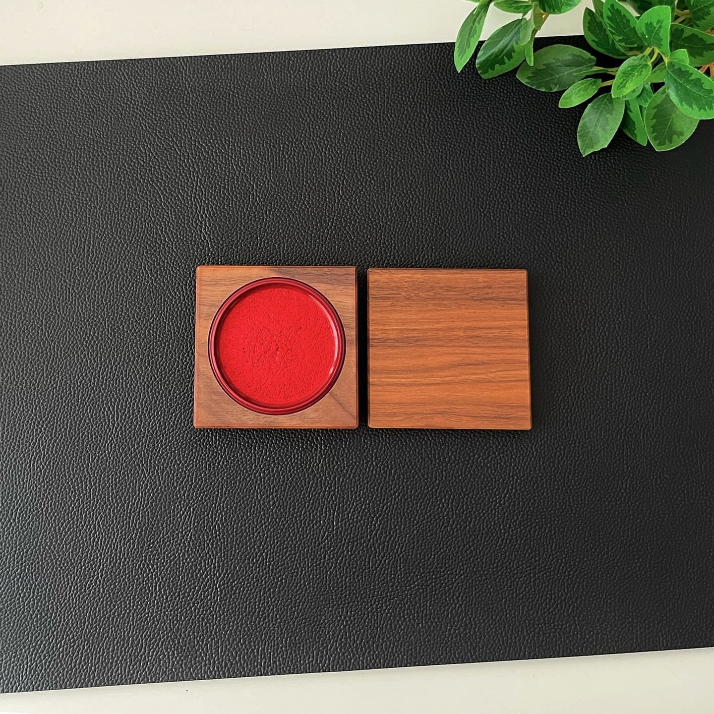 朱肉 練り朱肉 印泥 印影 シヤチハタ シャチハタ 鯱旗 有機顔料 公文書 環境配慮 安心 鮮やか 滲み 朱油 印鑑 スタンプ 印章 文具 文房具 事務 事務用品 受付 契約 窓口 ビジネス 入社 卒業 昇進 開業 贈答品 贈り物 お祝い プレゼント ギフト 国産 日本製 国内製造 木製 高級材 高級感 天然素材 銘木 無垢材 ウォールナット 大人の文房具 日本 岐阜県 郡上市 郡上八幡 木工 木工雑貨 木製文具 郡上踊り