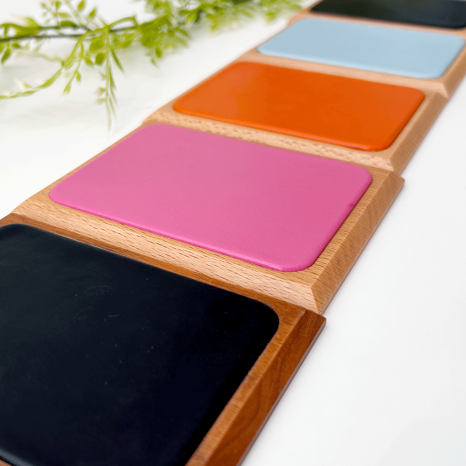 捺印マット スタンプマット 印鑑マット 印章 文房具 文具 木製文具 大人の文房具 玄関 サイン 事務用品 ビジネスグッズ 営業 出張 契約 受付 窓口 手続き 書類 オフィス 事務所 デスク 書斎 高級感 卒業 入社 新社会人 父の日 丁寧な暮らし 模様替え 新生活 カフェ ホテル 旅館 昇進 開業 贈答品 記念品 お祝い 贈り物 ギフト プレゼント 天然素材 木製 無垢材 銘木 高級材 ウォールナット ビーチ ブナ 木目 カラフル 水色 ピンク オレンジ 上品 美しい インテリア 国産 国内生産 国内製造 日本製 手作り 日本 岐阜県 郡上市 郡上八幡 木工屋さん 郡上おどり