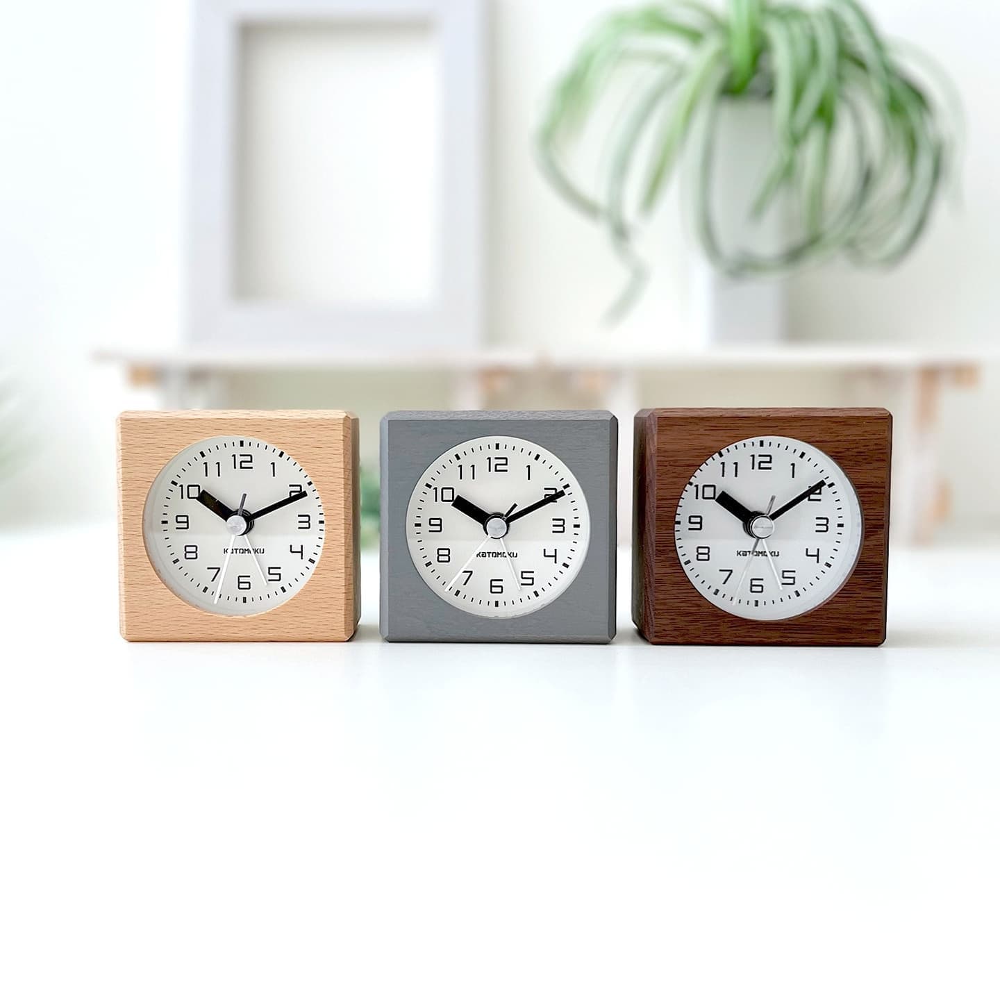 目覚まし時計 アラーム時計 アラームクロック alarm clock 置き時計 時計 アナログ時計 木の時計 四角 ミニ 小さい mini 手のひらサイズ 静音 静か しずか 静音性 静かな時計 サイレント サイレントクロック 連続秒針 スイープムーブメント なめらか 秒針 指標 目盛り ボタン スイッチ ライト 明かり LEDライト 夜間 暗い部屋 スヌーズ だんだん大きくなる 安眠 睡眠 睡眠不足 健康 木製 無垢材 ビーチ インテリア オシャレ シンプル 高級感 デスク キッチン 寝室 休憩室 ベッドルーム ホテル 旅館 宿泊施設 仮眠 誕生日 記念日 クリスマス 父の日 母の日 敬老の日 開業 引っ越し 新築 模様替え 新生活 お祝い 記念品 贈答品 贈り物 ギフト プレゼント 国産 国内生産 国内製造 日本製 日本 岐阜県 郡上市 郡上八幡 木工屋 郡上おどり