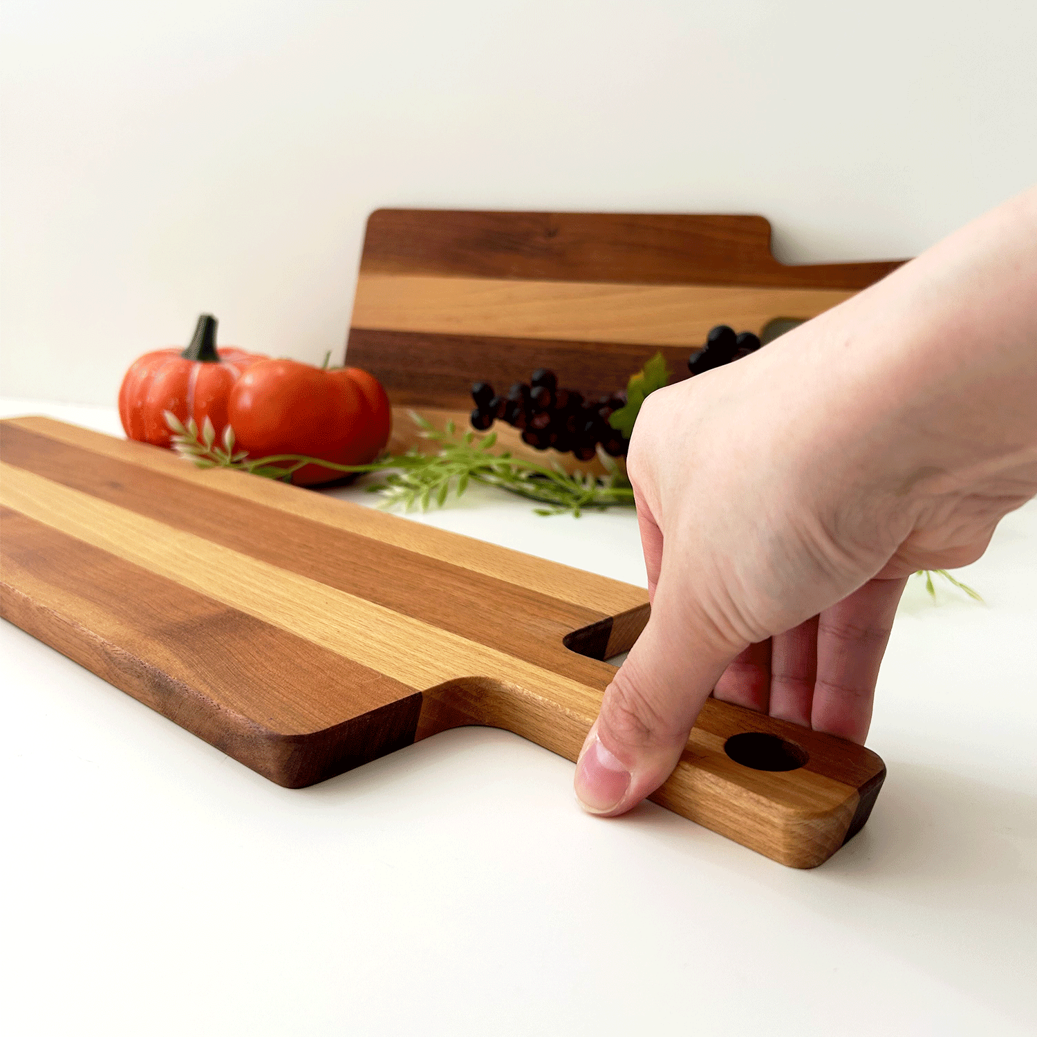 カッティングボード まな板 prep board チョッピングボード サービングボード ウッドボード 木のまな板 木製 プレート モーニングプレート キッチン キッチン用品 キッチン雑貨 キッチンインテリア オシャレ ツートーンカラー 調理器具 アウトドア キャンプ picnic ピクニック おしゃれピクニック オシャレピクニック おしゃピク ピクニック用品 キャンプ用品 アウトドア用品 カフェ レストラン ホテル 料亭 古民家 写真映え 壁掛け収納 取手付き 持ちやすい 使いやすい 高級 特別 木製雑貨 木工雑貨 無垢材 天然素材 天然木 国産 国内製造 国内生産 日本産 日本製 日本 岐阜県 郡上市 郡上八幡 木工屋 郡上踊り 誕生日 記念日 クリスマス 母の日 新築 引っ越し 模様替え 新生活 お祝い 贈り物 記念品 贈答品 ギフト プレゼントラッピング