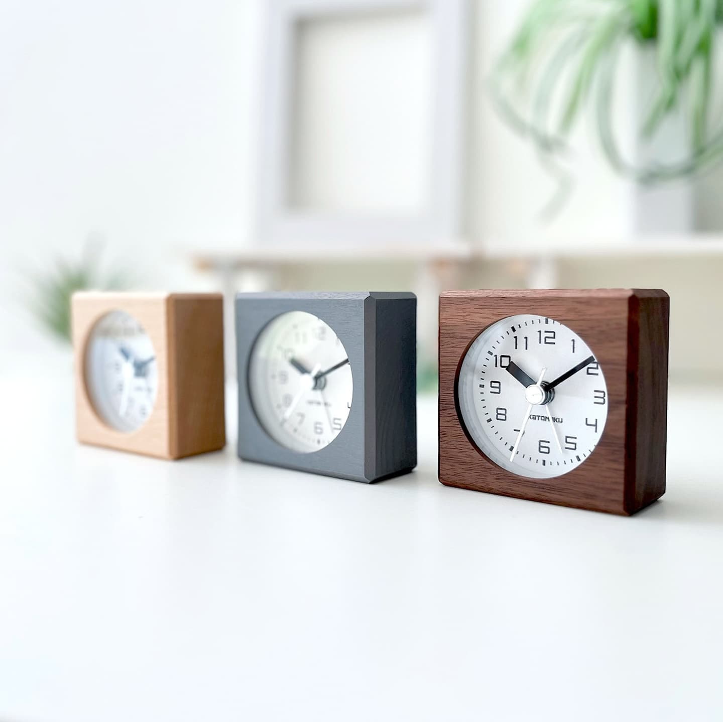 グレー 目覚まし時計 アラーム時計 アラームクロック alarm clock 置き時計 時計 アナログ時計 木の時計 四角 ミニ 小さい mini 手のひらサイズ 静音 静か しずか 静音性 静かな時計 サイレント サイレントクロック 連続秒針 スイープムーブメント なめらか 秒針 指標 目盛り ボタン スイッチ ライト 明かり LEDライト 夜間 暗い部屋 スヌーズ だんだん大きくなる 安眠 睡眠 睡眠不足 健康 木製 無垢材 ビーチ インテリア オシャレ シンプル 高級感 デスク キッチン 寝室 休憩室 ベッドルーム ホテル 旅館 宿泊施設 仮眠 誕生日 記念日 クリスマス 父の日 母の日 敬老の日 開業 引っ越し 新築 模様替え 新生活 お祝い 記念品 贈答品 贈り物 ギフト プレゼント 国産 国内生産 国内製造 日本製 日本 岐阜県 郡上市 郡上八幡 木工屋 郡上おどり 大人かわいい