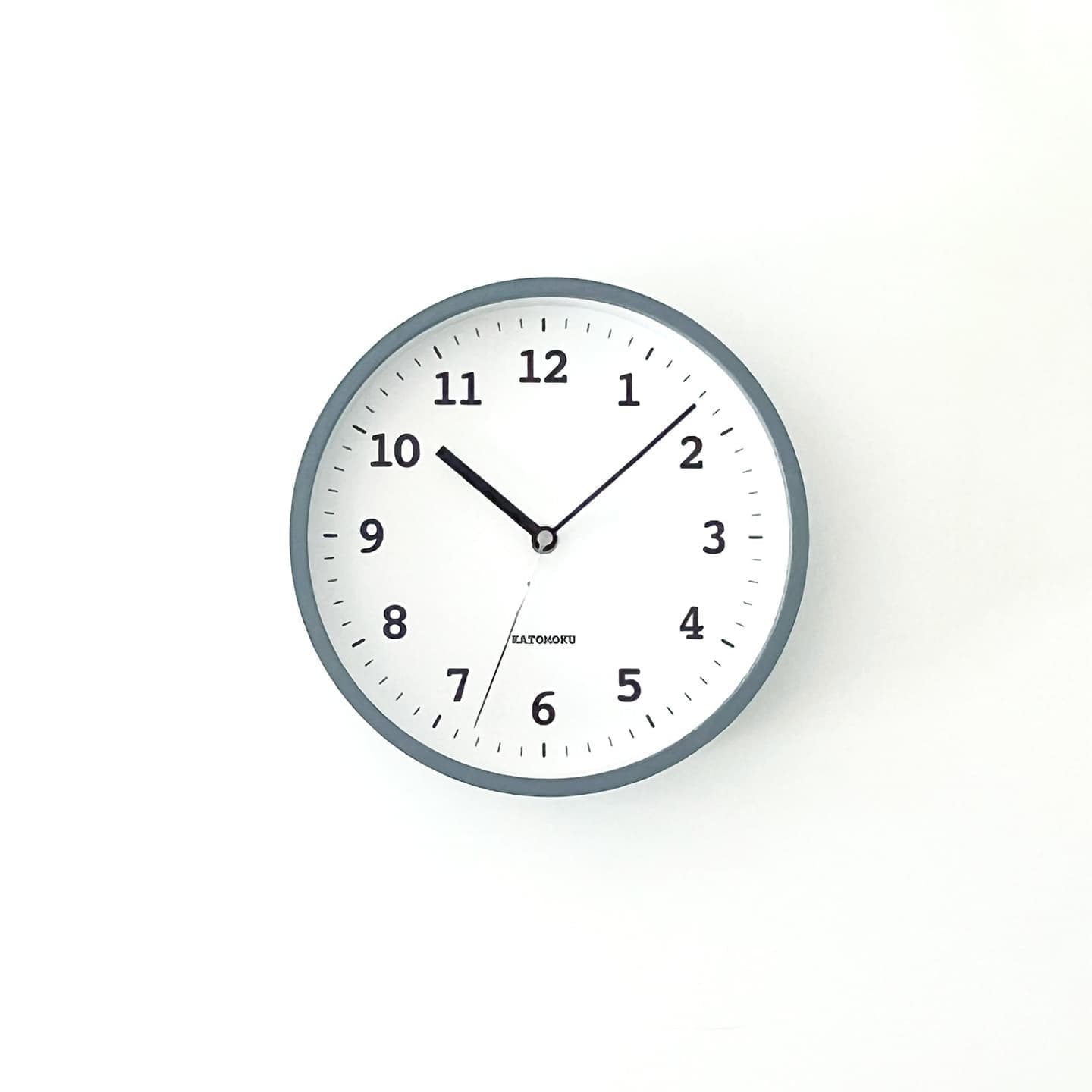 時計 掛け時計 壁掛け時計 電波時計 木の時計 国産 日本 岐阜県 郡上八幡 インテリア 雑貨 丁寧な暮らし 北欧 シンプル オシャレ 静音 静か 自動受信 時刻修正 自動 便利 簡単 SEIKO 無垢材 天然素材 新生活 模様替え 引っ越し お祝い プレゼント ギフト 贈り物 寝室 ベッドルーム 書斎 グレー ナチュラル ブラウン 直径 22cm