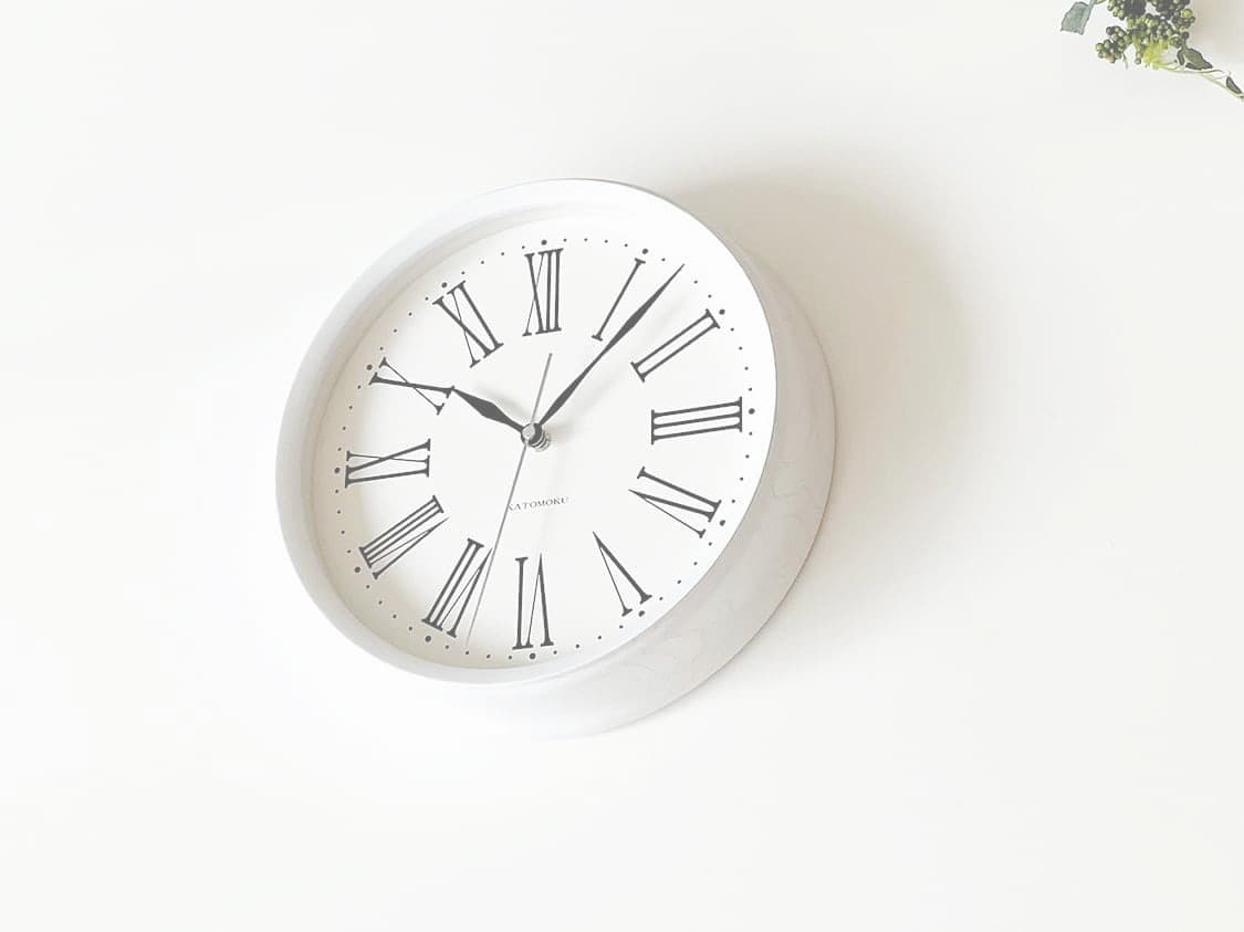 時計 掛け時計 壁掛け時計 電波時計 木の時計 国産 日本 岐阜県 郡上八幡 インテリア 雑貨 丁寧な暮らし 北欧 シンプル オシャレ 静音 静か 自動受信 時刻修正 木工屋 無垢 ホワイト ブラック 秒針 ローマ数字 エレガント